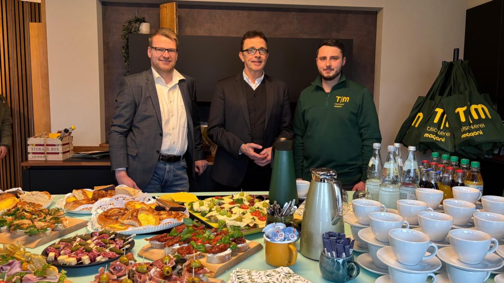 Bild 2: v.l.n.r. Andreas Iland (Wirtschaftsförderer), Bürgermeister Prof. Dr. Christoph Landscheidt, Jeton Maqani (Eigentümer der Tischlerei)