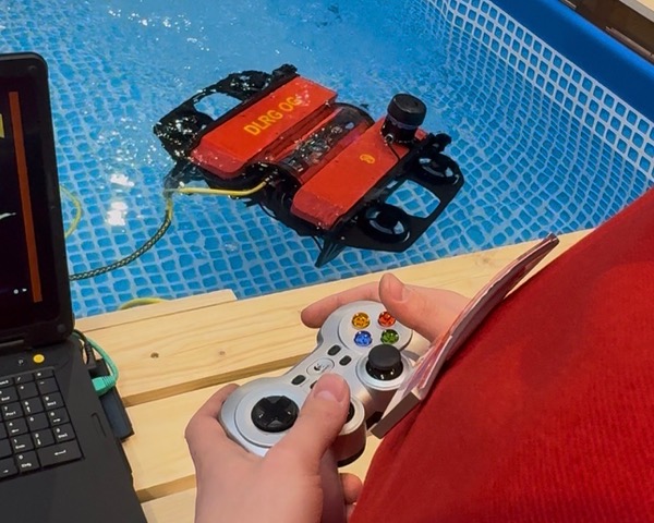 Unterwasserdrohne zum Ausprobieren am Messestand der DLRG