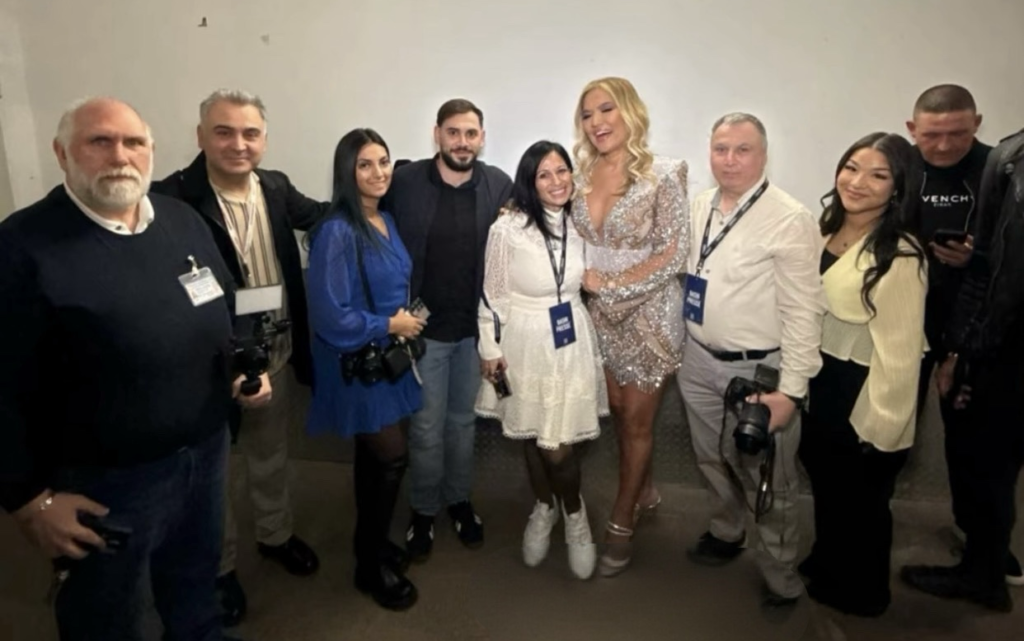 Journalisten gemeinsam mit Demet Akalın