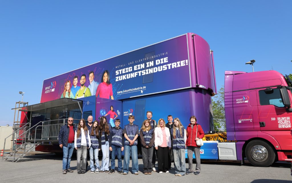 Schülerinnen und Schüler der Gesamtschule Weierheide informierten sich im InfoTruck und bei thyssenkrupp MillServices & Systems über Ausbildungsmöglichkeiten. Mit dabei (v.l.): Lehrer Uwe Brinkmann, Claudio Schmickler (Truck-Team), Christian Déus (Teamleiter Ausbildung bei tkMSS), Heike Zeitel (Unternehmerverband), Lutz Klemkow (Truck-Team) und Elisabeth Schulte (Unternehmerverband)