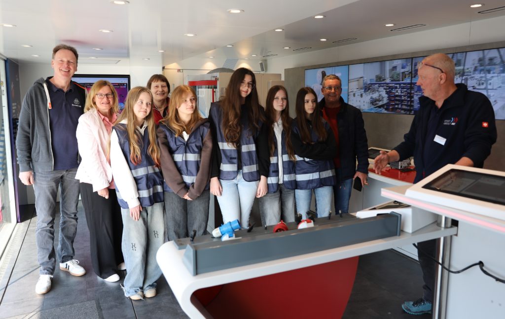Praxis statt Theorie: Berufe-Coach Claudio Schmickler (r.) erklärt den Schülerinnen die Stationen im InfoTruck. Dabei schauten ihnen über die Schulter (v.l.): Christan Déus, Teamleiter Ausbildung bei tkMSS, Heike Zeitel und Elisabeth Schulte vom Unternehmerverband und Lehrer Uwe Brinkmann.
Quelle wie folgt an: Foto: Unternehmerverband