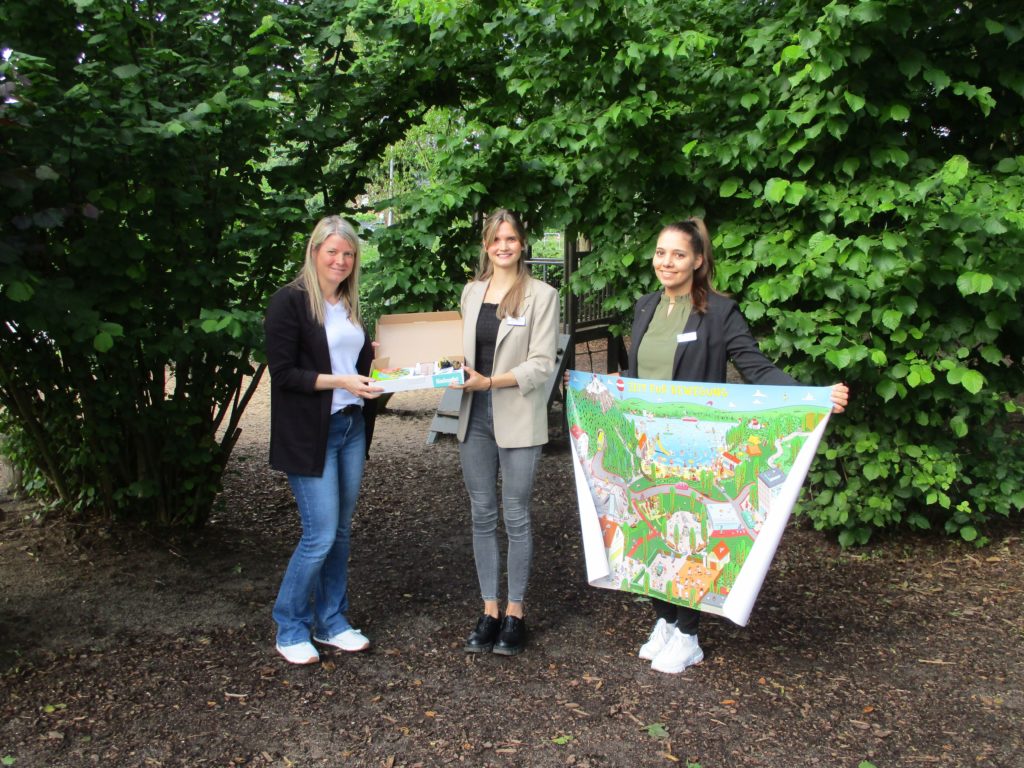 Die Kinder der KiTa ST. Franziskus in Dinslaken freuen sich mit ihren Erzieherinnen über einen tollen zweiten Platz beim Hitze-Quiz.
